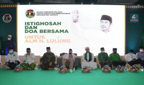 Mantan Ketua Umum Partai Persatuan Pembangunan (PPP) Hamzah Haz bersama sejumlah ulama dan habaib menghadiri istighosah dan doa bersama di kantor DPW PPP DKI Jakarta, Jalan I Gusti Ngurah Rai, Klender, Duren Sawit, Jakarta Timur, Ahad (30/1/2022).