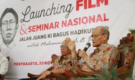 Mantan ketua umum PP Muhammadiyah, Buya Syafii Maarif (kanan) saat menjadi pembicara pada acara 'Launching Film & Seminar Nasional Jalan Juang Ki Bagus Hadikusumo' di Kampus Unisa Yogyakarta, Sabtu (30/11). 