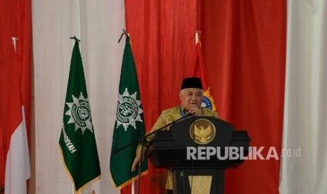 Mantan Ketua Umum PP Muhammadiyah Din Syamsuddin memberikan paparan saat Seminar Nasional pada Tanwir Muhammadiyah di Islamic Center, Ambon, Maluku, Sabtu (25/2)