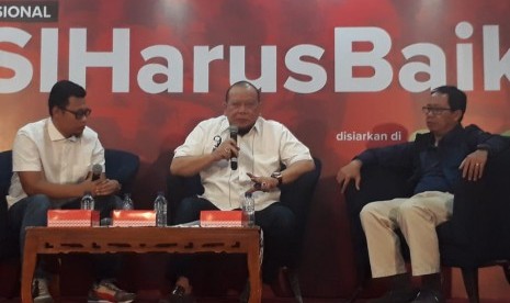 Mantan Ketua Umum PSSI La Nyalla Mattaliti (tengah), dan Wakil Ketua PSSI Joko Driyono (kanan) saat menggelar diskusi sepak bola nasional bertema #PSSIHarusBaik di Graha Pena Surabaya, Senin (17/12).