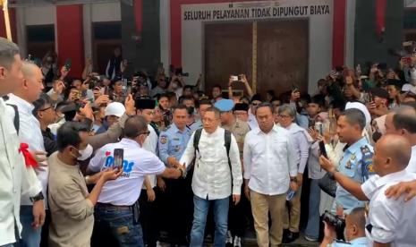 Mantan Ketum Anas Urbaningrum bebas bersyarat dari Lapas Sukamiskin, Kota Bandung, Selasa (11/4/2023). Dia akan berangkat ke Blitar malam ini. 