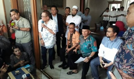 Mantan Ketum PAN Amien Rais menyampaikan keterangan pers untuk menanggapi soal dana senilai Rp 600 juta yang diduga mengalir ke dirinya, di kediamannya di Gandaria, Jakarta Selatan, Jumat (2/6). 