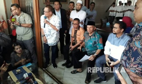 Mantan Ketum PAN Amien Rais menyampaikan keterangan pers untuk menanggapi soal dana senilai Rp 600 juta yang diduga mengalir ke dirinya, di kediamannya di Gandaria, Jakarta Selatan, Jumat (2/6). 