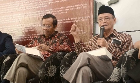 Mantan ketum PP Muhammadiyah Buya Syafii Maarif didampingi mantan ketua MK Mahfud MD. saat 