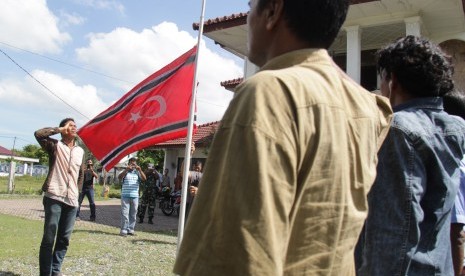 Mantan kombatan Gerakan Aceh Merdeka (GAM) mengikuti upacara penurunan bendera Bintang Bulan. Silaturahim mantan kombatan dan anggota GAM akan digelar pada 23 Desember 2019.