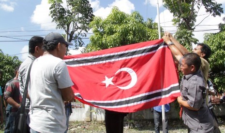 [ilustrasi] Mantan Kombatan Gerakan Aceh Merdeka (GAM) menurunkan bendera Bintang Bulan usai dikibarkan selama sekitar tiga jam dalam rangka memperingati Milad GAM di Kantor Mes Wali Nanggroe Aceh, Banda Aceh, Kamis (3/12). 