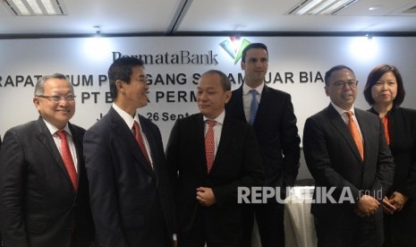 Mantan Komiisaris Independen PT. Bank Permata Tony Prasetiantono, bersama Komisaris Independen PT. Bank Permata Zulkifli Zaini, Wakil Komisaris Utama PT Bank Permata Suparno Djasmin, Komisaris Utama PT Bank Permata Sebastian Ramon Arcuri, Direktur Utama PT Bank Permata Ridha DM Wirakusumah dan Direktur PT Bank Permata Lea Setianti Kusumawijaya (dari kiri ke kanan) seusai melakukan Rapat Umum Pemegang Saham Luar Biasa (RUPSLB) PT Bank Permata di Jakarta, Selasa (26/9). 