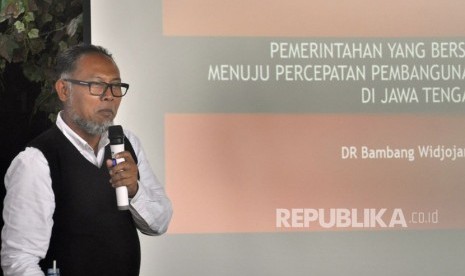 Mantan Komisioner Komisi Pemberantasan Korupsi (KPK), Bambang Widjojanto saat menjadi pembicara pada Seminar Anti Korupsi ‘Pemerintahan yang Bersih Menuju Percepatan Pembangunan’ di Semarang, Ahad (15/4).