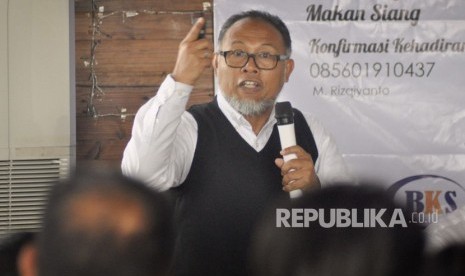 Mantan Komisioner Komisi Pemberantasan Korupsi (KPK), Bambang Widjojanto saat menjadi pembicara pada Seminar Anti Korupsi ‘Pemerintahan yang Bersih Menuju Percepatan Pembangunan’ di Semarang, Ahad (15/4).