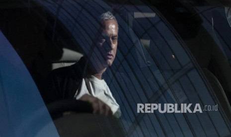 Mantan manajer Manchester United, Jose Mourinho meninggalkan Lowry Hotel di Manchester, Inggris, Selasa, (18/12). Jose Mourinho dipecat oleh Manchester United .