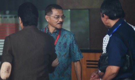 Mantan Mendagri Gamawan Fauzi (kedua kiri) tiba di Gedung KPK untuk menjalani pemeriksaan di Jakarta