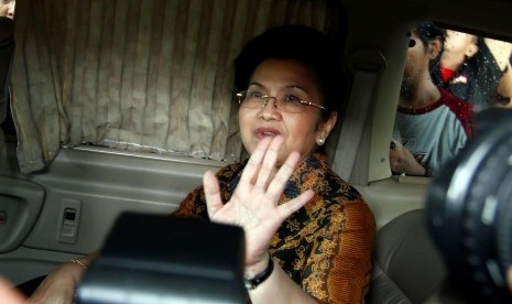 MANTAN MENKES DIPERIKSA KPK. Mantan Menteri Kesehatan Siti Fadilah Supari berada di dalam kendaraannya seusai menjalani pemeriksaan di Kantor Komisi Pemberantasan Korupsi (KPK), Jakarta, Rabu (11/1). Mantan Menkes tersebut diperiksa sebagai saksi kasus kor