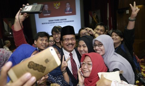 Mantan Menko Bidang Perekonomian Sofyan Djalil (tengah) berfoto bersama wartawan seusai melaksanakan serah terima jabatan di Kantor Kemenko Bidang Perekonomian, Jakarta, Rabu (12/8). 