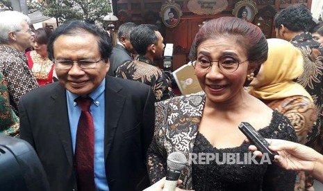 Mantan Menko Kemaritiman Rizal Ramli dan Menteri KKP Susi Pudjiastuti tiba di lokasi pernikahan Kahiyang Ayu dan Bobby Nasution.