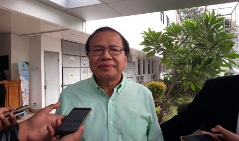 Mantan Menko Kemaritiman Rizal Ramli usai menjenguk Ketum Demokrat Susilo Bambang Yudhoyono (SBY) yang tengah dirawat di RSPAD Gatot Subroto, Kamis (19/7).