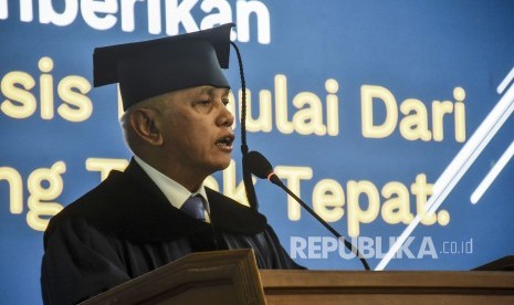 Mantan Menko Perekonomian Hatta Rajasa memberikan pidato saat sidang terbuka penganugerahan gelar Doktor Honoris Causa di Institut Tekonlogi Bandung (ITB), Kota Bandung, Senin (25/11).