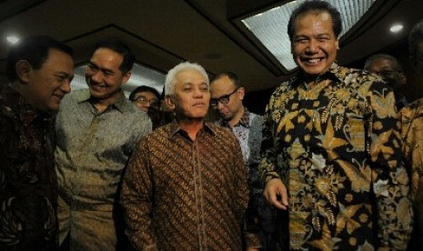 Mantan Menko Perekonomian Hatta Rajasa (tengah).