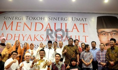 Mantan Menpora, Adhyaksa Dault, berfoto bersama pendukung usai memberikan pandangan politik saat deklarasi calon Gubernur DKI Jakarta 2017-2022 di Jakarta, Ahad (20/9). 