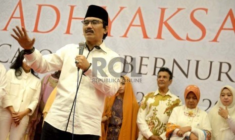 Mantan Menpora, Adhyaksa Dault, memberikan pandangan politik saat deklarasi calon Gubernur DKI Jakarta 2017-2022 di Jakarta, Ahad (20/9). 