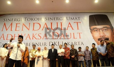 Mantan Menpora, Adhyaksa Dault, memberikan pandangan politik saat deklarasi calon Gubernur DKI Jakarta 2017-2022 di Jakarta, Ahad (20/9). 