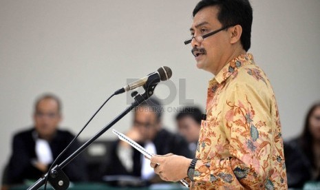   Mantan Menpora Andi Alfian Mallarangeng membacakan eksepsi dalam sidang lanjutan di Pengadilan Tipikor Jakarta, Senin (17/3). (Republika/Agung Supriyanto)