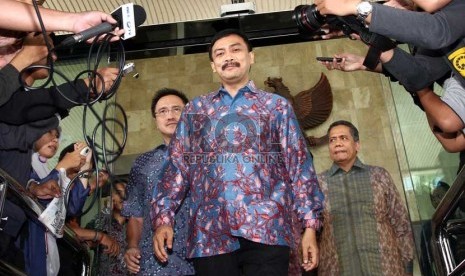  Mantan Menpora Andi Alfian Mallarangeng menjalani pemeriksaan di Gedung KPK, Jakarta, Jumat (19/7).   (Republika/Adhi Wicaksono)