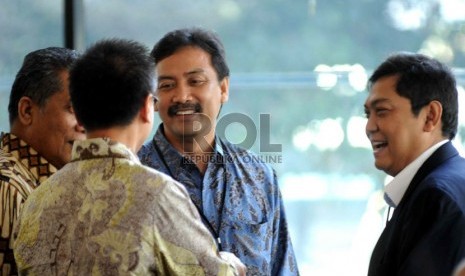  Mantan Menpora Andi Alfian Mallarangeng tiba di Gedung KPK, Jakarta, Kamis (22/8), untuk menjalani pemeriksaan terkait kasus PON 2012. ( Republika/ Wihdan)