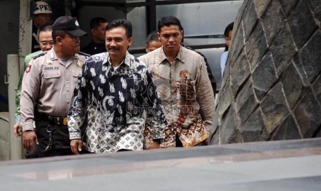  Mantan Menpora Andi Mallarangeng mendatangi gedung KPK untuk menjalani pemeriksaan, Jakarta, Selasa (9/4).   (Republika/Yasin Habibi)