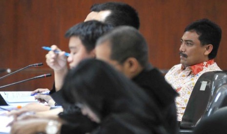 mantan Menpora Andi Mallarangeng menyimak keterangan saksi ketika menjalani sidang lanjutan di Pengadilan Tipikor Jakarta, Senin (2/6).