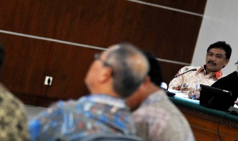 mantan Menpora Andi Mallarangeng menyimak keterangan saksi ketika menjalani sidang lanjutan di Pengadilan Tipikor Jakarta, Senin (2/6).