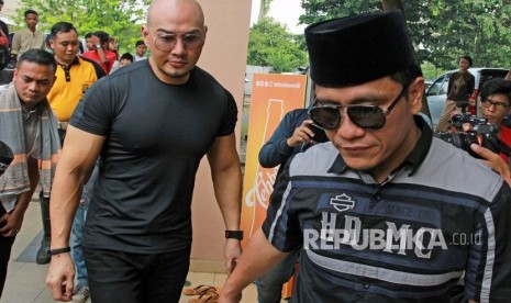 Mantan mentalis Indonesia Deddy Corbuzier (kiri) didampingi pembimbing agamanya Gus Miftah.