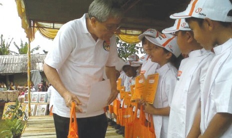 Mantan mentan Bungaran Saragih membagikan paket gizi