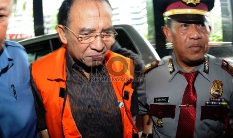 Mantan Menteri Agama Suryadharma Ali (SDA) tiba di Gedung KPK untuk menjalani pemeriksaan perdananya di Jakarta, Rabu (15/4). (Republika/Agung Supriyanto)