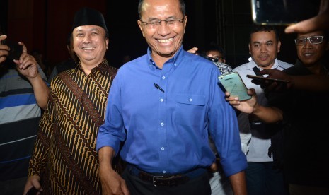 Mantan Menteri Badan Usaha Milik Negara Dahlan Iskan (tengah) usai diperiksa sebagai saksi kasus dugaan korupsi penjualan aset PT PWU di Kejaksaan Tinggi Jawa Timur, Surabaya, Senin (17/10).