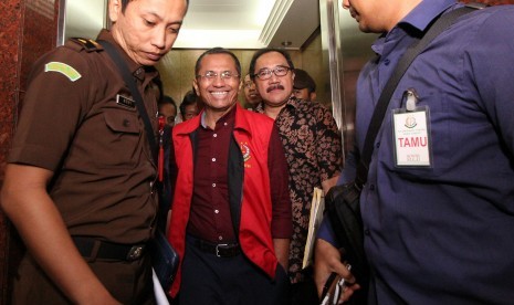 Mantan Menteri BUMN Dahlan Iskan (kedua kiri) keluar dari elevator selepas menjalani pemeriksaan di Kejaksaan Tinggi Jawa Timur, Surabaya, Jawa Timur, Senin (31/10).