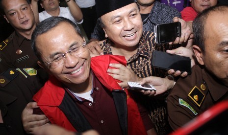 Mantan Menteri BUMN Dahlan Iskan (kiri) bergegas seusai diperiksa terkait kasus korupsi penjualan aset PT Panca Wira Usaha (PWU) di Kejaksaan Tinggi Jawa Timur, Surabaya, Jatim, Kamis (27/10). 