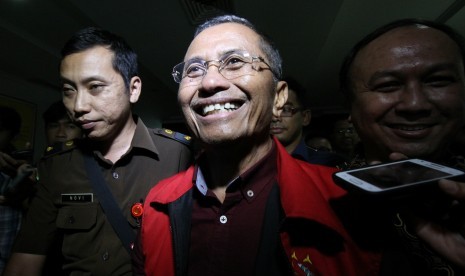 Mantan Menteri BUMN Dahlan Iskan (tengah) menjawab pertanyaan awak media selepas menjalani pemeriksaan di Kejaksaan Tinggi Jawa Timur, Surabaya, Jawa Timur, Senin (31/10). 