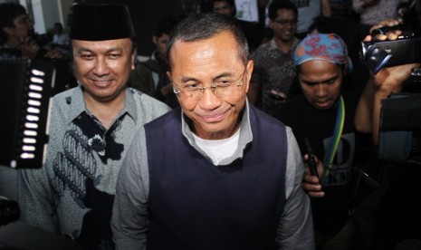 Mantan menteri BUMN Dahlan Iskan (tengah)