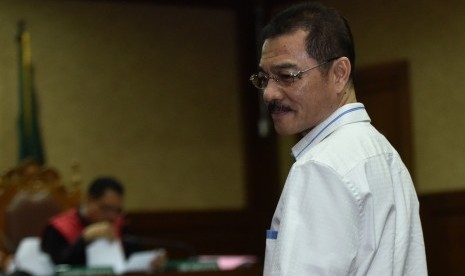 Mantan Menteri Dalam Negeri Gamawan Fauzi bersiap memberikan keterangan pada sidang lanjutan dugaan Korupsi proyek E-KTP di Pengadilan Tipikor Jakarta, Kamis (16/3). 