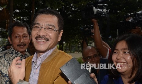 Mantan Menteri Dalam Negeri Gamawan Fauzi dimintai keterangan oleh awak media seusai menjalani pemeriksaan di Gedung Komisi Pemberantasan Korupsi, Jakarta, Rabu (12/10)