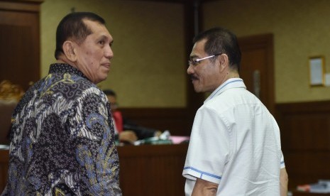 Mantan Menteri Dalam Negeri Gamawan Fauzi (kanan) bersama mantan Ketua Komisi II DPR Chairuman Harahap bersiap memberikan keterangan pada sidang lanjutan dugaan Korupsi proyek E-KTP di Pengadilan Tipikor Jakarta, Kamis (16/3).