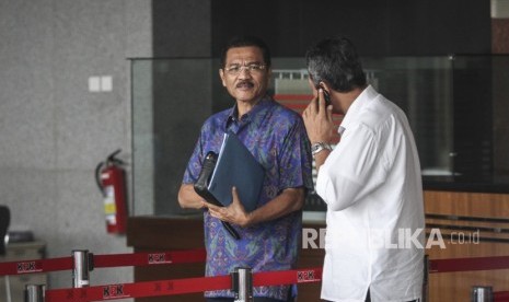 Mantan Menteri Dalam Negeri Gamawan Fauzi (kiri) seusai menjalani pemeriksaan di gedung Komisi Pemberantasan Korupsi (KPK), Jakarta, Kamis (3/5).