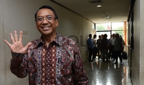 Mantan Menteri ESDM, Jero Wacik memasuki ruangan untuk menjalani sidang lanjutan dengan agenda tanggapan Jaksa Penuntut Umum atas nota keberatan atau eksepsi terdakwa dan kuasa hukumnya di Pengadilan Tipikor, Selasa (29/9).