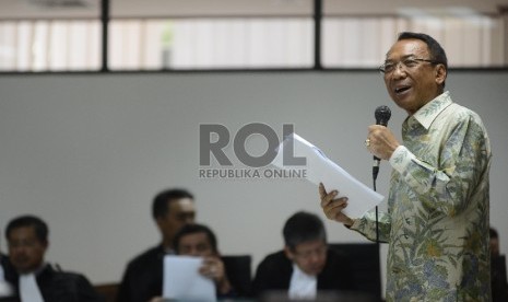 Mantan Menteri ESDM Jero Wacik menjalani sidang perdana dengan agenda pembacaan dakwaan di Pengadilan Tipikor, Jakarta, Selasa (22/9).Republika/Raisan Al Farisi