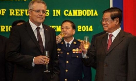 Mantan Menteri Imigrasi Scott Morrison dan Menteri Dalam Negeri Kamboja, Sar Kheng menyepakati pemukiman pengungsi dari Nauru ke Kamboja pada 2014