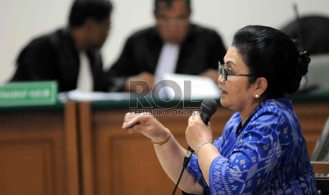   Mantan Menteri Kesehatan Siti Fadilah Supari bersaksi di Pengadilan Tindak Pidana Korupsi Jakarta, Senin (8/7). (Republika/Wihdan Hidayat)