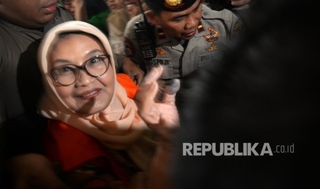 Mantan Menteri Kesehatan Siti Fadilah Supari menjalani pemeriksaan di Gedung KPK, Jakarta, Selasa (1/11). (Republika/ Yasin Habibi)