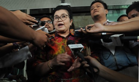 Mantan Menteri Kesehatan Siti Fadilah Supari menjawab pertanyaan wartawan saat keluar dari Gedung KPK, Jakarta, Senin (7/3).