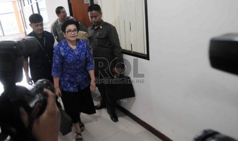   Mantan Menteri Kesehatan Siti Fadilah Supari saat masuk ke ruang sidang di Pengadilan Tindak Pidana Korupsi Jakarta, Senin (8/7). (Republika/Wihdan Hidayat)