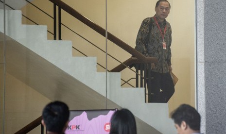 Mantan Menteri Keuangan Agus Martowardojo bersiap menjalani pemeriksaan di gedung KPK, Jakarta, Jumat (17/5/2019).